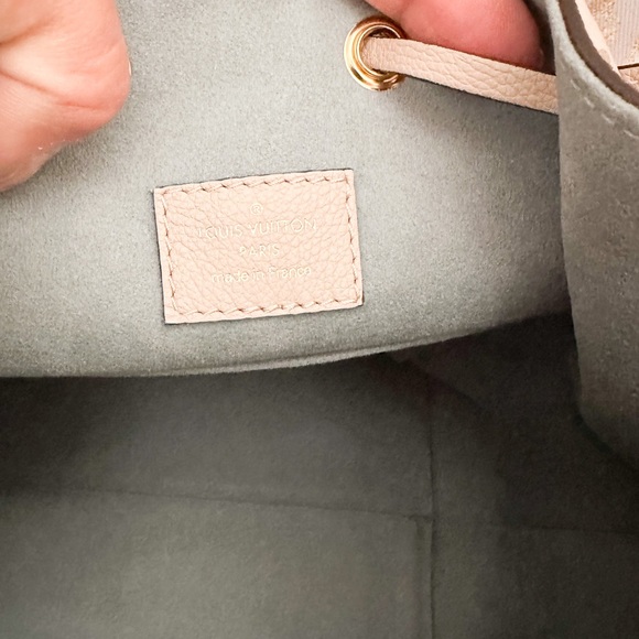 Louis Vuitton Lockme Bucket MM Greige
Calfskin Bucket Bag - Picture 10 of 13